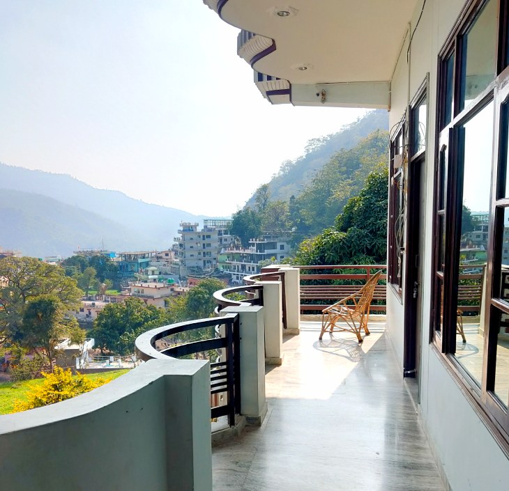 real-happiness-rooms-balcony-view-of-himalayas